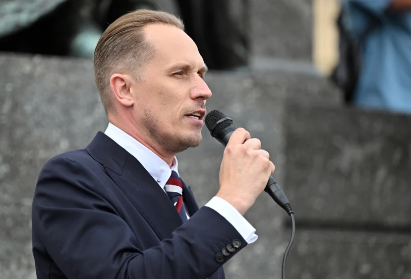 Poseł Konfederacji "przyłapany na próbie kradzieży". Wpis premiera