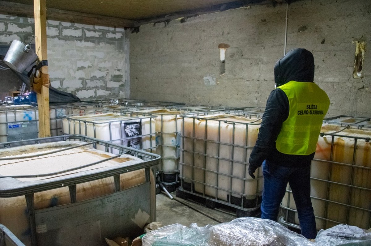 Martwe owady w zacierze i pół miliona złotych strat. Tak produkowano nielegalne procenty