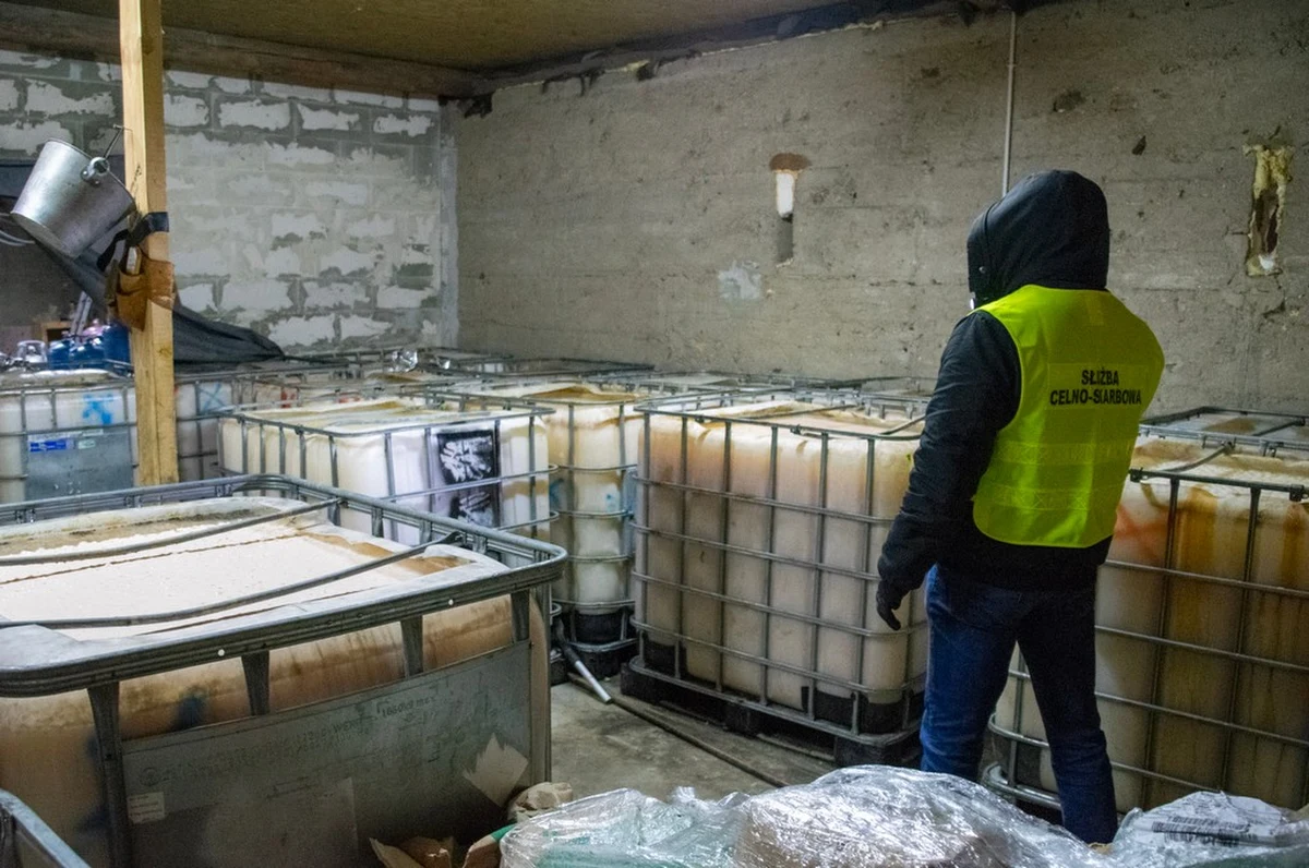 Funkcjonariusze Krajowej Administracji Skarbowej z Białegostoku zlikwidowali dużą bimbrownię w jednej z wsi w gminie Mońki (woj. podlaskie). Na miejscu zabezpieczono kompletną linię do nielegalnej produkcji alkoholu, ponad 1,1 tys. litrów gotowego bimbru o mocy 90 proc. oraz blisko 55 tys. litrów zacieru. Zatrzymano 28-latka, który nadzorował produkcję.