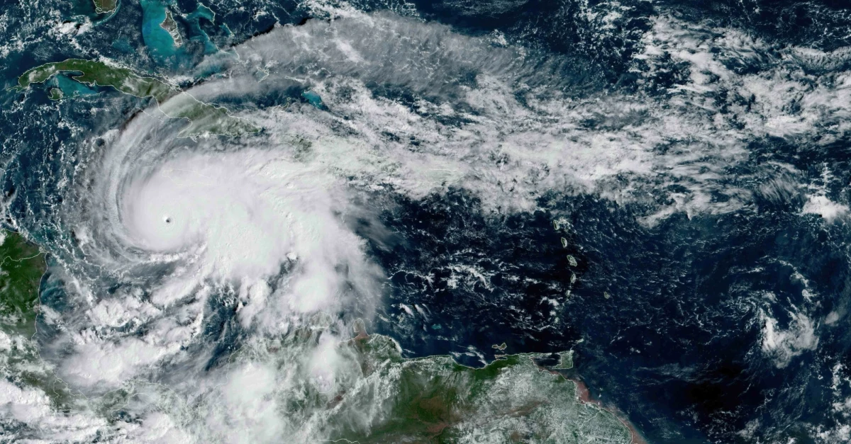 Potężny huragan Melissa dociera do Jamajki. Decyzją władz wszystkie główne lotniska zostały zamknięte. Żywioł oznacza ekstremalnie silny wiatr i ulewne opady deszczu. Jak informuje korespondent RMF FM w USA Paweł Żuchowski na miejscu jest też spora grupa Polaków. Według agencji AP dotychczas w wyniku huraganu Melissa zginęło sześć osób.