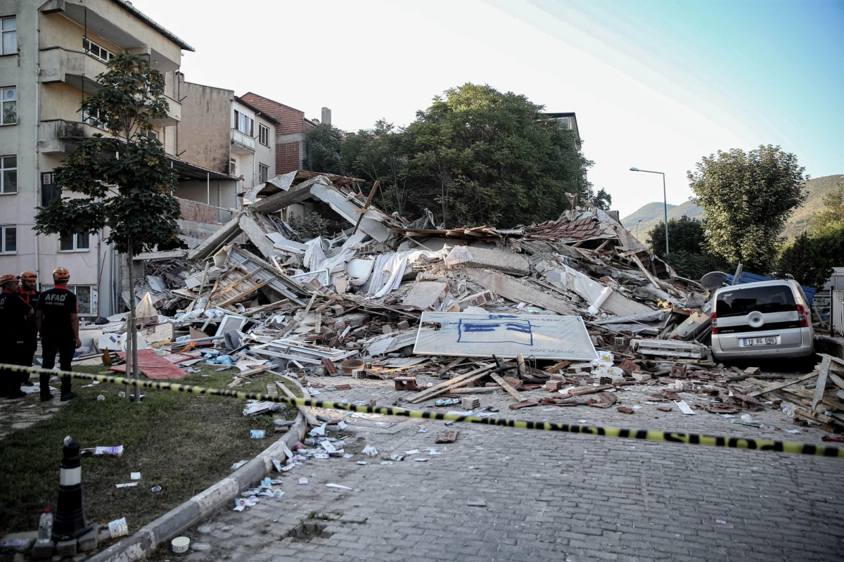 Co najmniej 22 osoby zostały ranne w wyniku trzęsienia ziemi, które w poniedziałkowy wieczór nawiedziło zachodnią Turcję. Bardzo silne wstrząsy odnotowano m.in. w Stambule, największym i najludniejszym mieście kraju.
