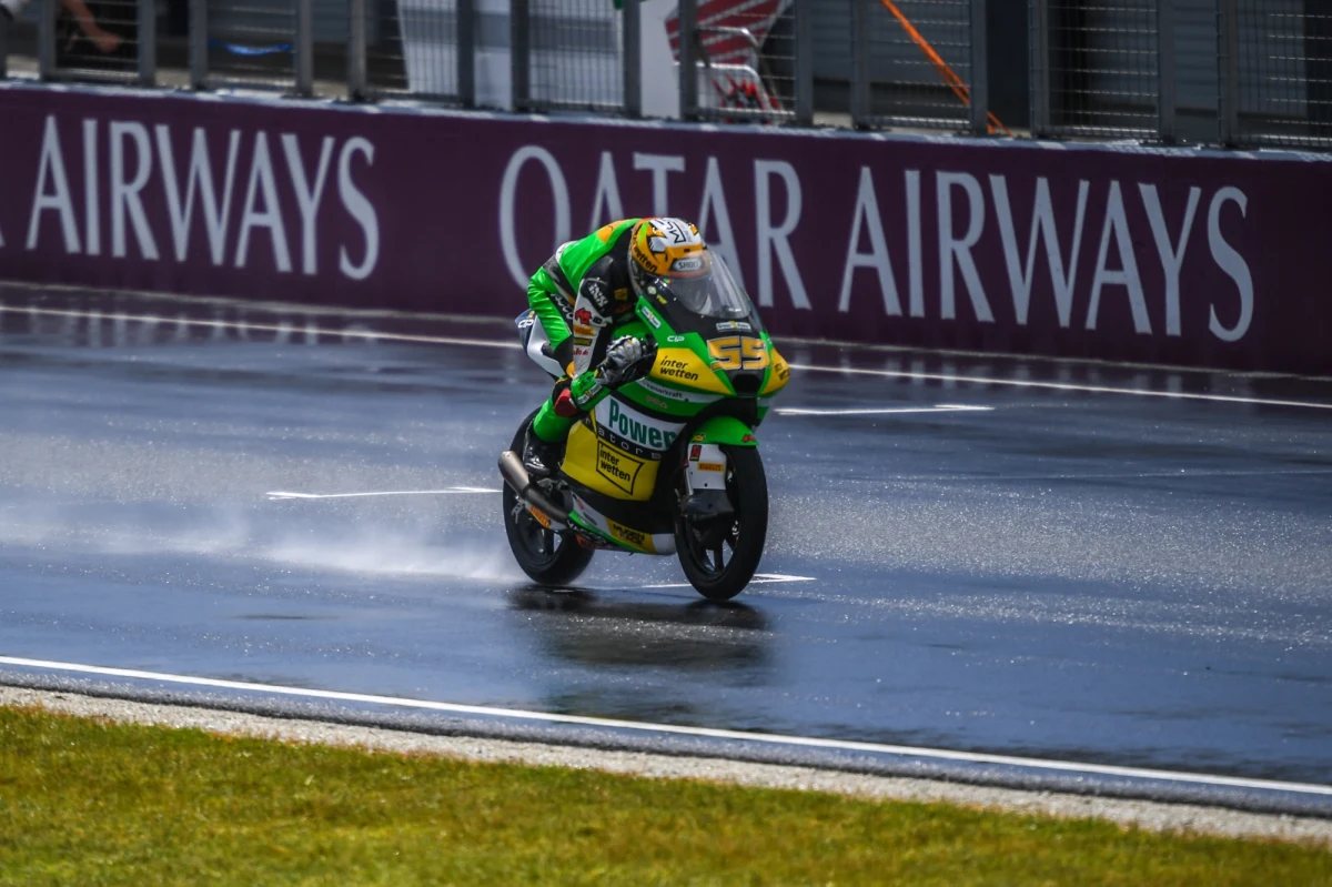 20-letni szwajcarski motocyklista Noah Dettwiler walczy o życie po poważnym wypadku, do którego doszło podczas Grand Prix Malezji w klasie Moto3. Stan zawodnika określany jest jako stabilny, ale wciąż krytyczny.
