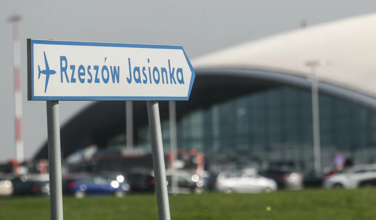 W poniedziałek z lotniska w Jasionce wystartował pierwszy bezpośredni lot do Edynburga. Nowe połączenie obsługiwane przez Ryanaira będzie realizowane dwa razy w tygodniu - w poniedziałki i piątki.