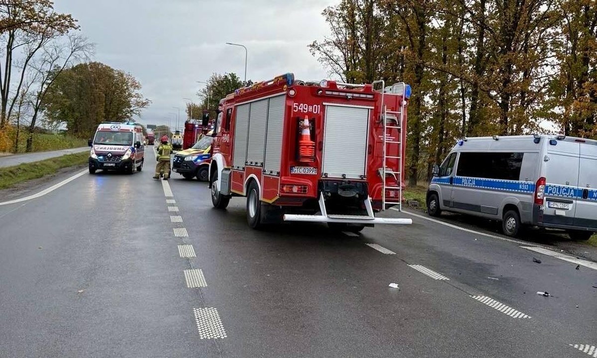 Osobówka zderzyła się z busem. Śmiertelny wypadek w Pomorskiem