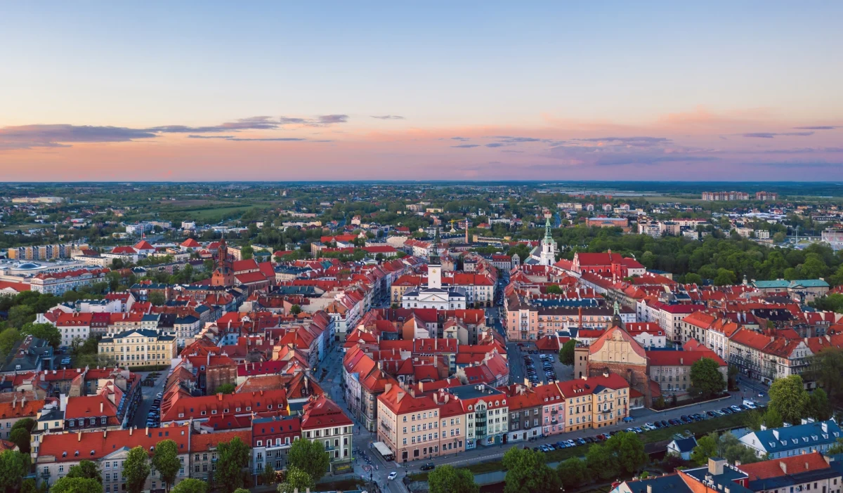Magazyn ochrony ludności i tymczasowy punkt ewakuacyjny powstaną w Kaliszu w Wielkopolsce dzięki rządowej dotacji. Na realizację Programu Ochrony Ludności i Obrony Cywilnej samorząd otrzymał ponad 8 mln zł. Za te pieniądze Kalisz zakupi też m.in. cysterny, elastyczne zbiorniki na wodę, mobilne stacje uzdatniania wody czy agregat prądotwórczy o dużej mocy.