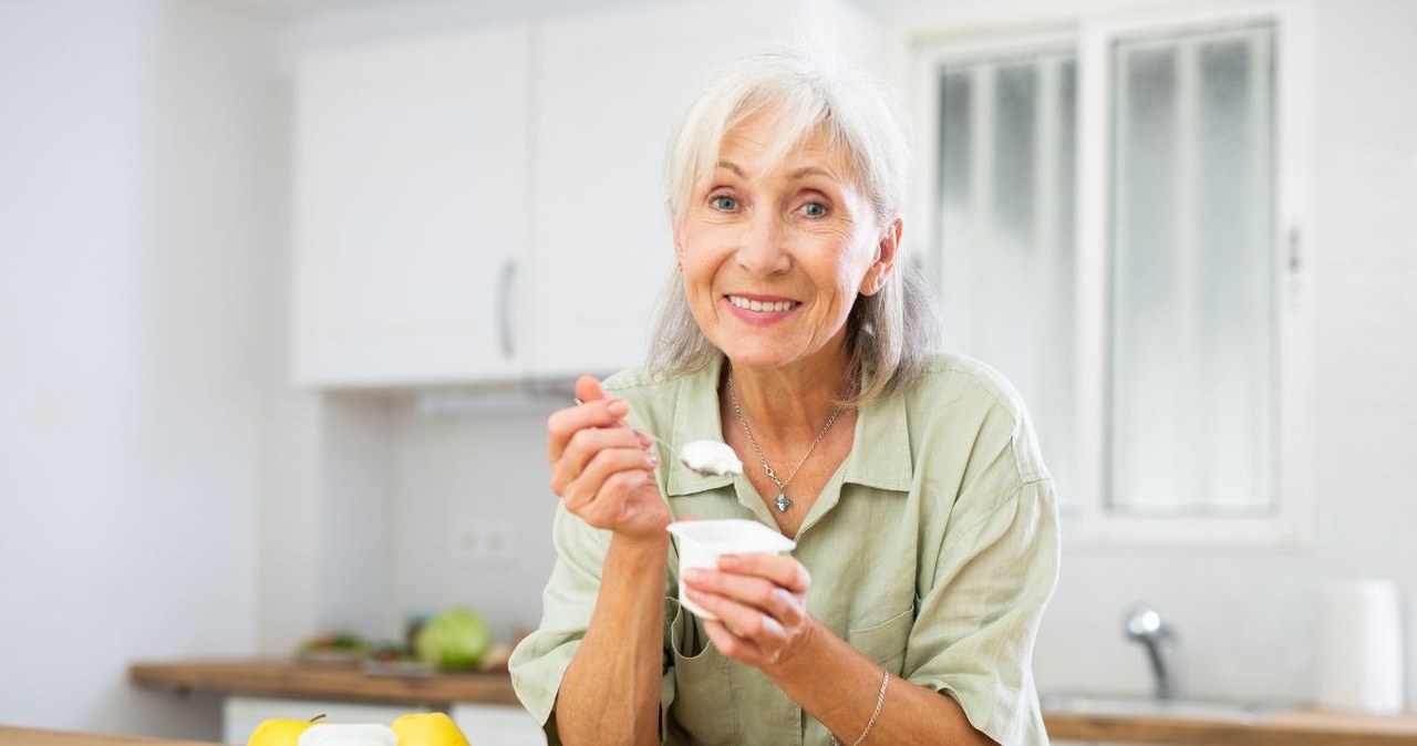 Jogurt grecki czy naturalny? Nie każdy powinien sięgać po jeden z nich