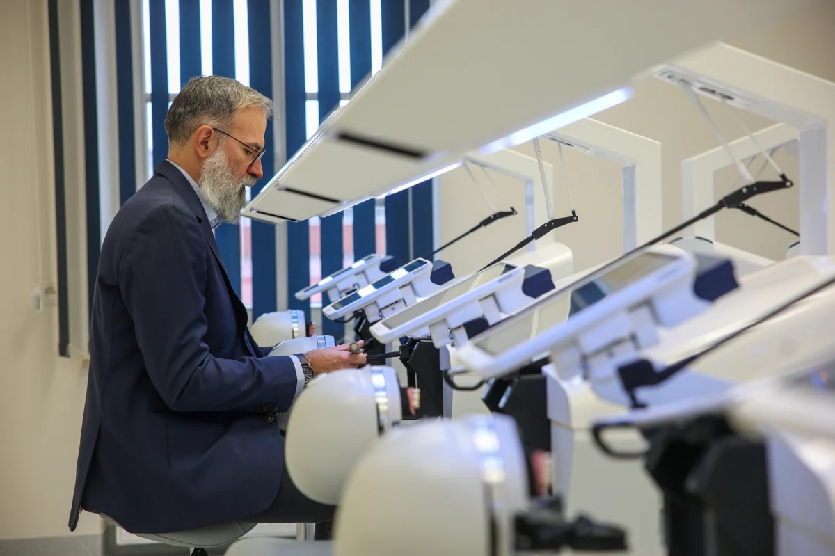 W Instytucie Stomatologii Collegium Medicum Uniwersytetu Jagiellońskiego w Krakowie otwarto nowoczesną salę symulacyjną wyposażoną w pierwsze w Polsce stomatologiczne symulatory działające w oparciu o wirtualną rzeczywistość (VR) z technologią haptyczną. Innowacyjne rozwiązanie umożliwi studentom bezpieczny i realistyczny trening zabiegów stomatologicznych – od leczenia zachowawczego po chirurgię – zanim rozpoczną pracę z prawdziwymi pacjentami. Pojawienie się nowego sprzętu zbiegło się w czasie z godnym pozazdroszczenia jubileuszem.