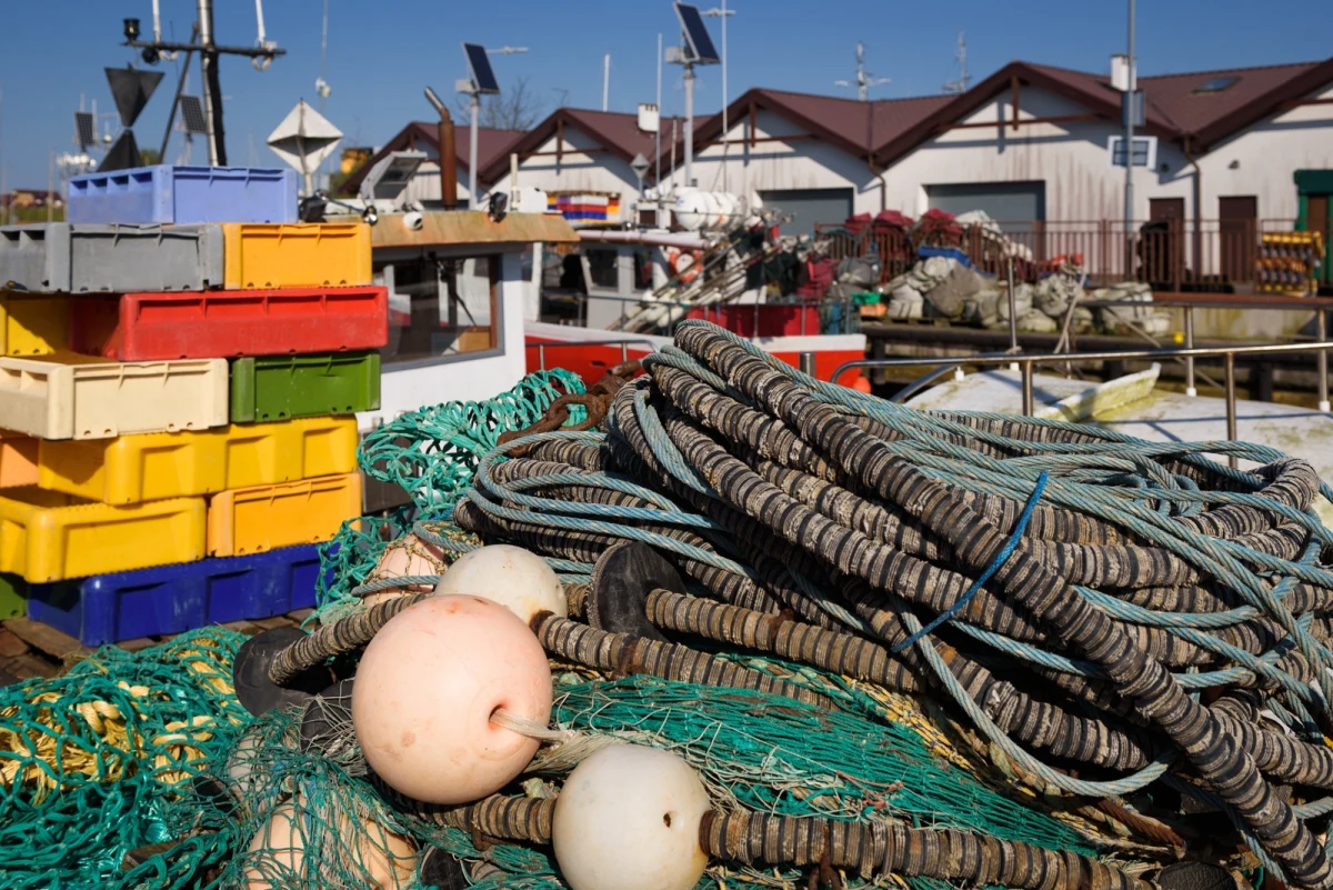 Ministrowie rolnictwa państw Unii Europejskiej porozumieli się w sprawie limitów połowowych na Morzu Bałtyckim na 2026 rok. Decyzja oznacza znaczący wzrost kwot na szprota i śledzia centralnego w stosunku do propozycji Komisji Europejskiej. To dobra wiadomość dla polskich rybaków, którzy otrzymają większy dostęp do najważniejszych dla siebie gatunków ryb.