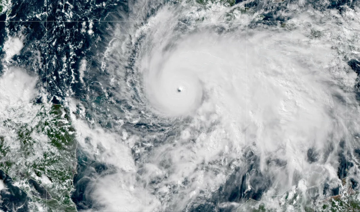 Polskie służby dyplomatyczne nieustannie monitorują sytuację polskich turystów przebywających na Jamajce, w stronę której zmierza potężny huragan 5. kategorii w skali Saffira-Simpsona Melissa. Ministerstwo Spraw Zagranicznych podało, powołując się na dane z systemu Odyseusz, że na wyspie przebywa co najmniej 11 Polaków. Meteorolodzy ostrzegają, że żywioł może doprowadzić na wyspie do katastrofalnych zniszczeń.