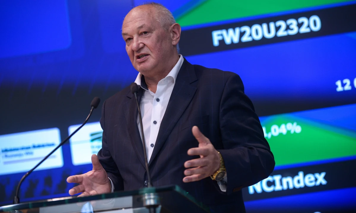 Waldemar Humięcki, były szef Krajowego Ośrodka Wsparcia Rolnictwa, został zawieszony w prawach członka Prawa i Sprawiedliwości - przekazał PAP rzecznik partii Rafał Bochenek. Chodzi o sprawę działki, która miała być wykorzystana przy budowie Centralnego Portu Komunikacyjnego. Bochenek dodał, że czwartą osobą zawieszoną jest także b. zastępca dyrektora oddziału KOWR w Warszawie - Jerzy Wal. 