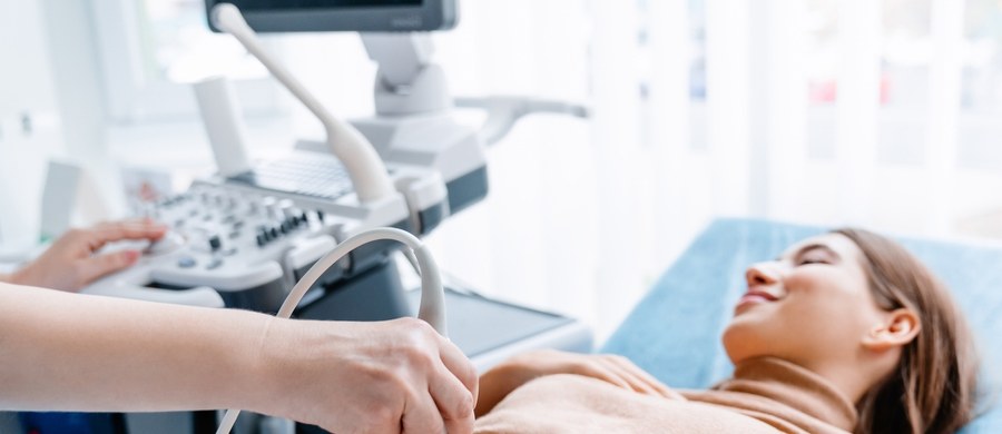 Bezpłatne badania prenatalne. Każda przyszła mama może je wykonać - Ciąża Świadomość - to dzięki niej przyszłe mamy mogą odzyskać spokój, albo zareagować odpowiednio wcześnie i rozpocząć dalszą diagnostykę płodu, a nawet podjąć leczenie jeszcze w okresie ciąży albo natychmiast po narodzinach. Wiedza na temat tego, czy dziecko rozwija się prawidłowo jest kluczowa, żeby móc przygotowywać się do macierzyństwa. Dlatego specjaliści podkreślają, jak ważne są badania prenatalne i przypominają, że są one dostępne bezpłatnie dla każdej kobiety w ciąży.