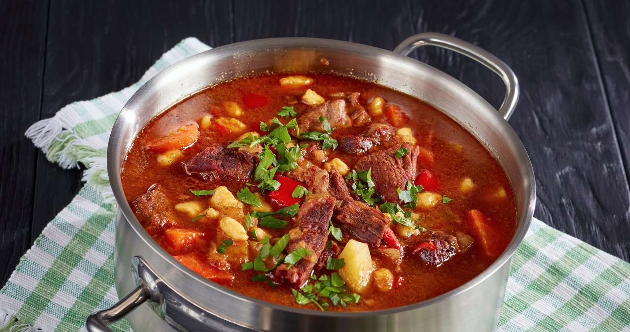 Zupa gulaszowa jak u babci. Goście będą zachwyceni