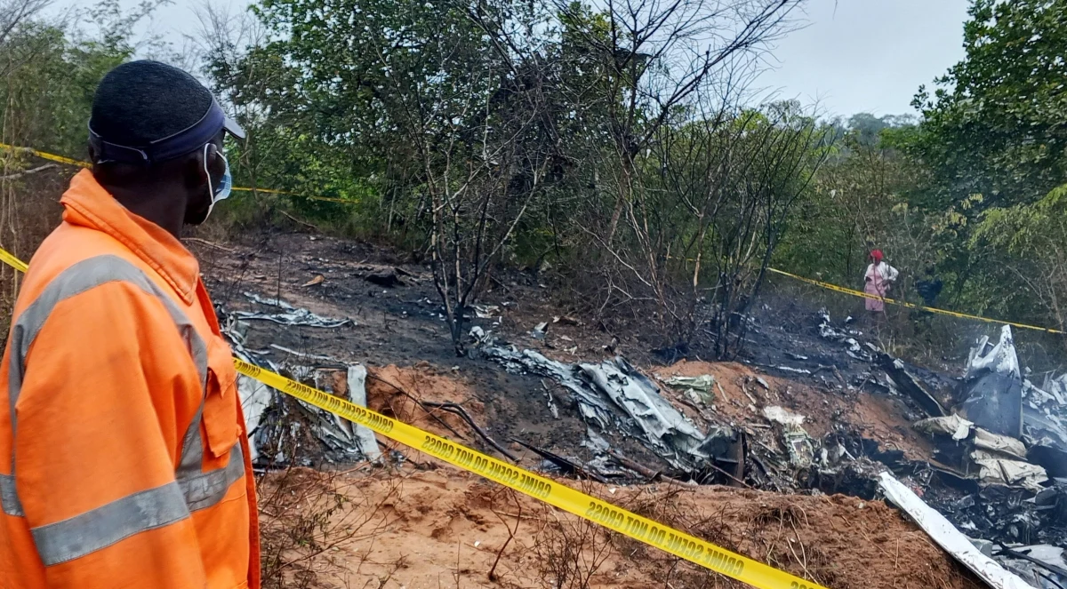 We wtorek rano w Kenii rozbił się samolot Mombasa Air Safari z 11 osobami na pokładzie. Przewoźnik przekazał w oświadczeniu, że maszyną podróżowało 8 Węgrów i 2 Niemców, a pilotem był Kenijczyk. Wszyscy zginęli - przekazał Reuters, powołując się na oświadczenie firmy. Katastrofa miała miejsce na południu kraju. Przyczyny tragedii nie są jeszcze znane.