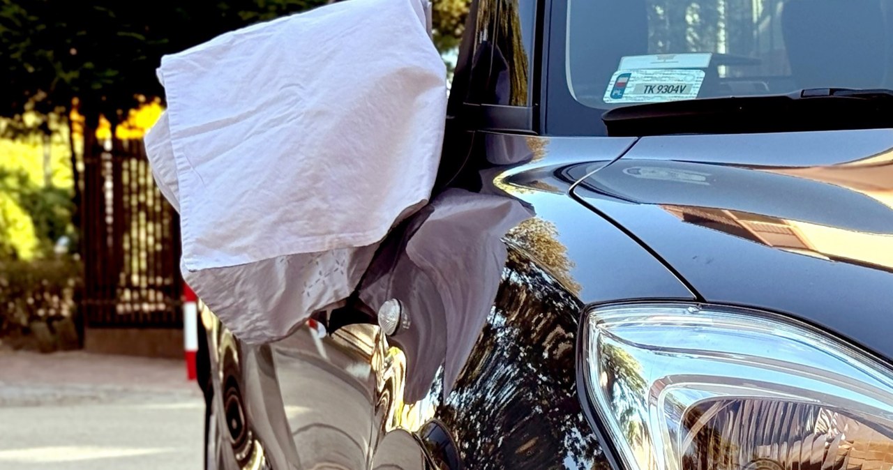 Biały ręcznik na lusterku samochodu. Polacy nie wiedzą, co oznacza