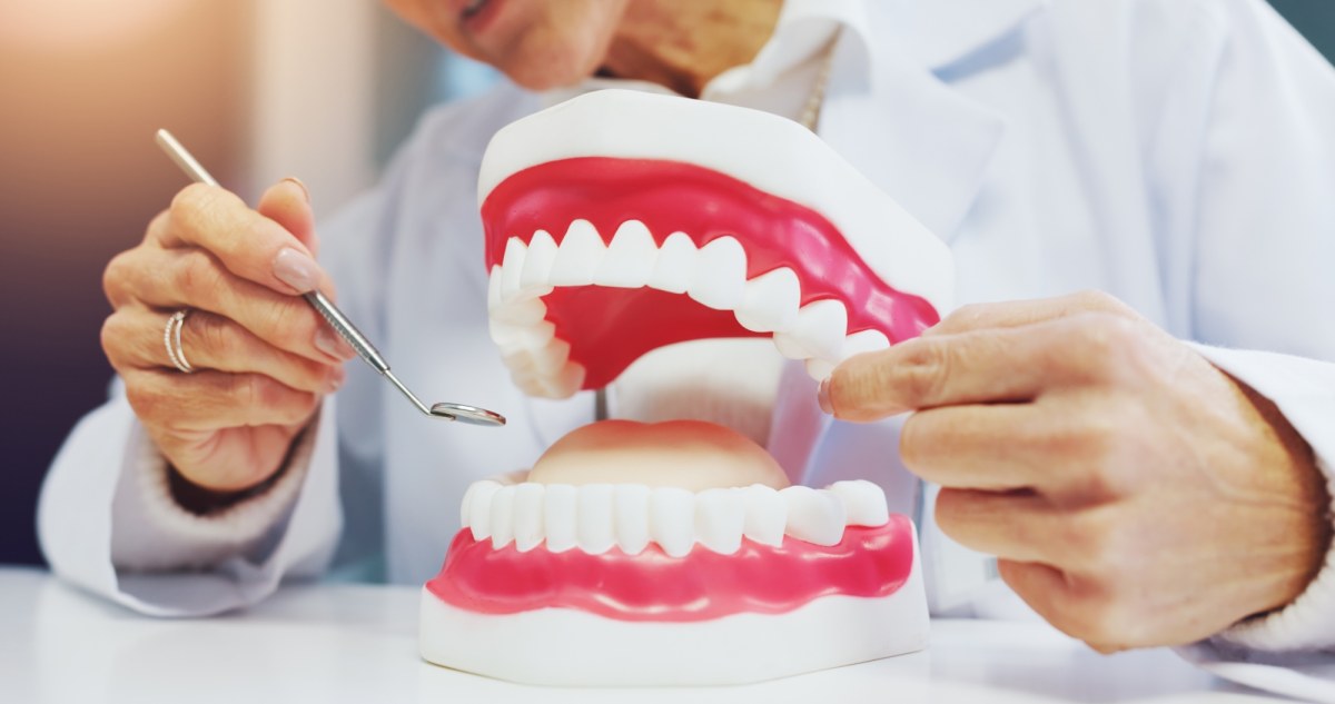 ​Jak chronić zęby przed próchnicą? Stomatolog podpowiada