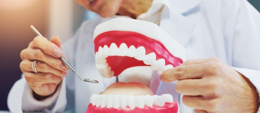 Jak chronić zęby przed próchnicą? Stomatolog podpowiada - Zęby Choć mogłoby się wydawać, że w dzisiejszych czasach temat higieny jamy ustnej jest dobrze znany, rzeczywistość pokazuje, że wciąż jest wiele do poprawy. Marek Łabno, specjalista medycyny rodzinnej, w rozmowie z dr n. med. Aleksandrą Kalandyk-Konstanty, lekarzem stomatologiem, na antenie Radia RMF24, porusza kluczowe kwestie dotyczące zdrowia zębów. Odkryj, jak skutecznie dbać o swój uśmiech i poznaj prawdy o zdrowiu jamy ustnej, wolne od medycznych mitów!