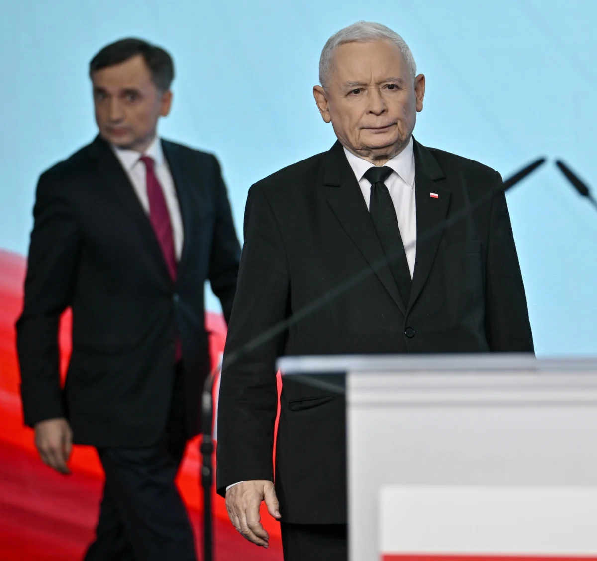 Prezes Prawa i Sprawiedliwości Jarosław Kaczyński krytycznie ocenił zarzuty, jakie prokuratura chce postawić byłemu szefowi resortu sprawiedliwości w okresie rządów PiS Zbigniewowi Ziobrze ws. Funduszu Sprawiedliwości. "To po prostu brednie i bzdury. Decyzja prokuratury jest skandaliczna i ma całkowicie polityczne uzasadnienie" - stwierdził. 