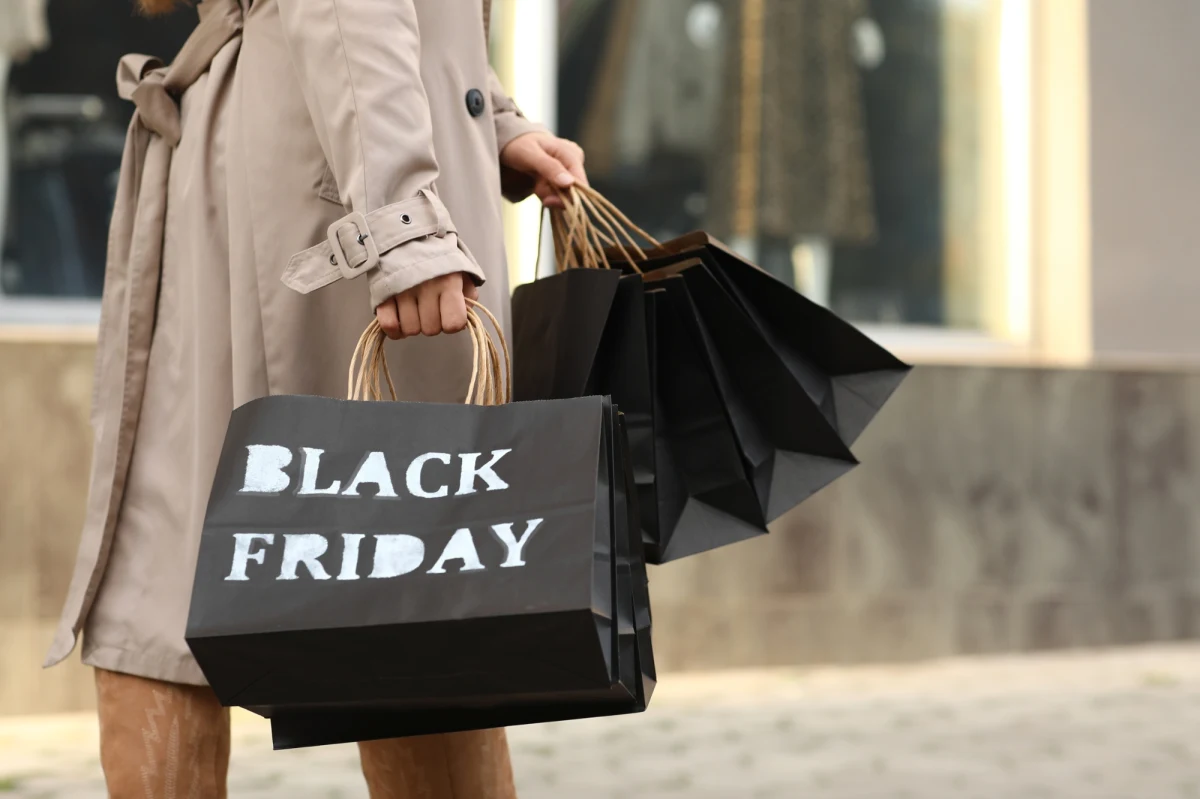 Wielkimi krokami zbliża się Black Friday 2025. To dzień, w którym rozpoczyna się sezon przedświątecznych promocji i wyprzedaży. Kiedy w tym roku wypada "Czarny Piątek" i na co uważać podczas szału zakupów? Tego dowiesz się z tego artykułu. 