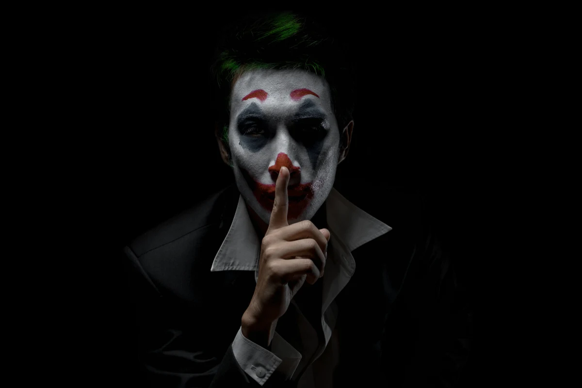 Zespół aplikacji KidsAlert apeluje do rodziców o wzmożoną czujność podczas tegorocznego Halloween. Choć nie widać powrotu niebezpiecznego trendu z podtruwanymi słodyczami, eksperci zwracają uwagę na nowe zagrożenie - tzw. „uśmiech Jokera”, popularyzowany w mediach społecznościowych.