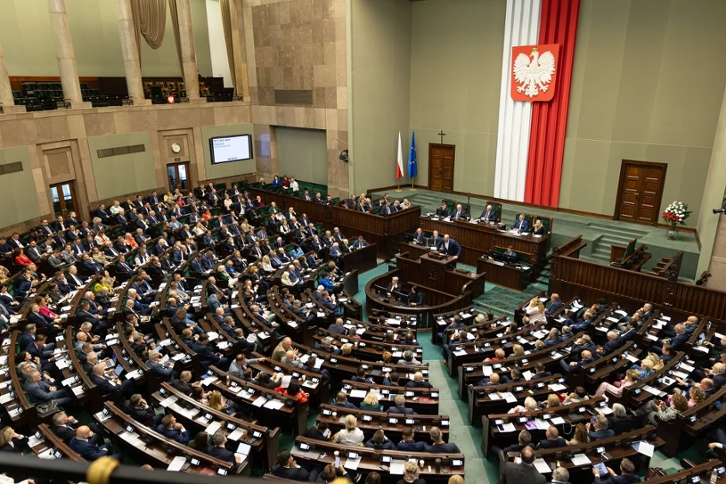 Ankietowani pokazali koalicjantom Papy żółtą kartkę. Nowy sondaż