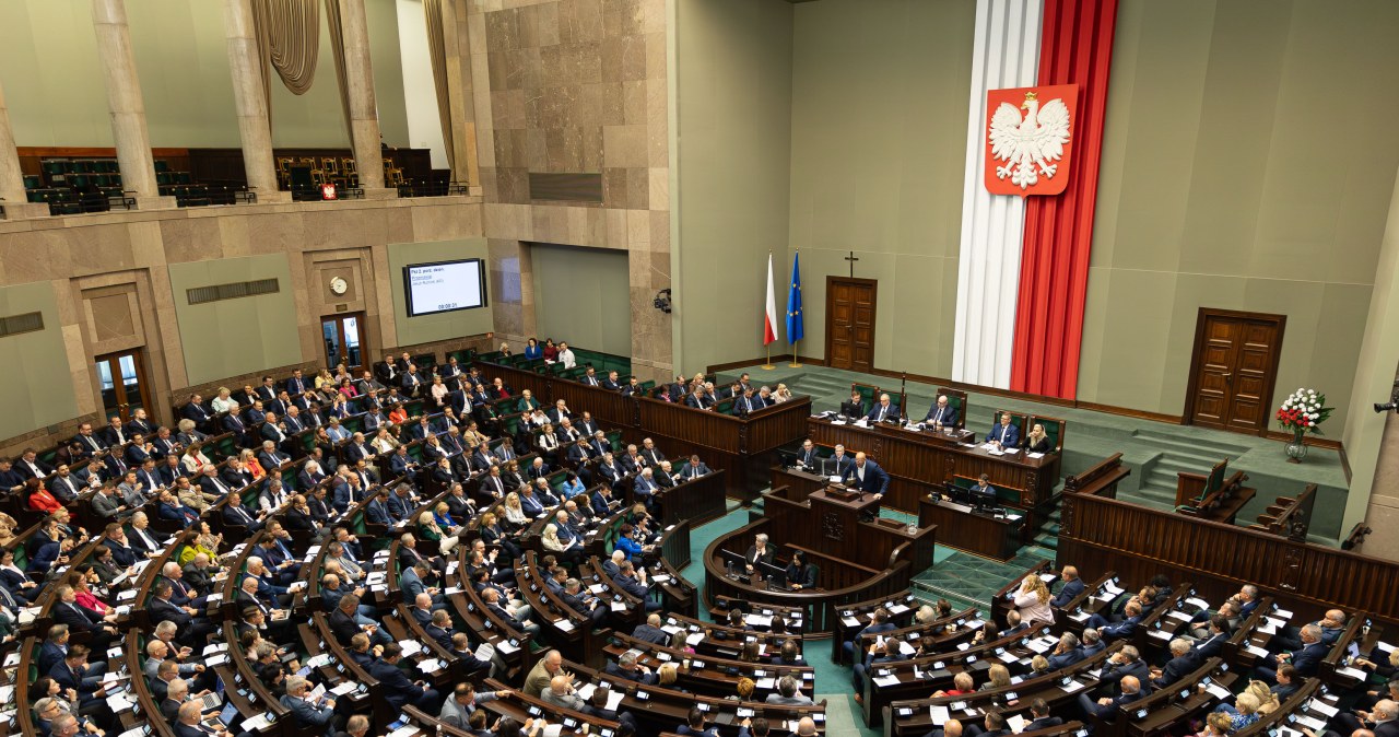 Ankietowani pokazali koalicjantom Tuska żółtą kartkę. Nowy sondaż