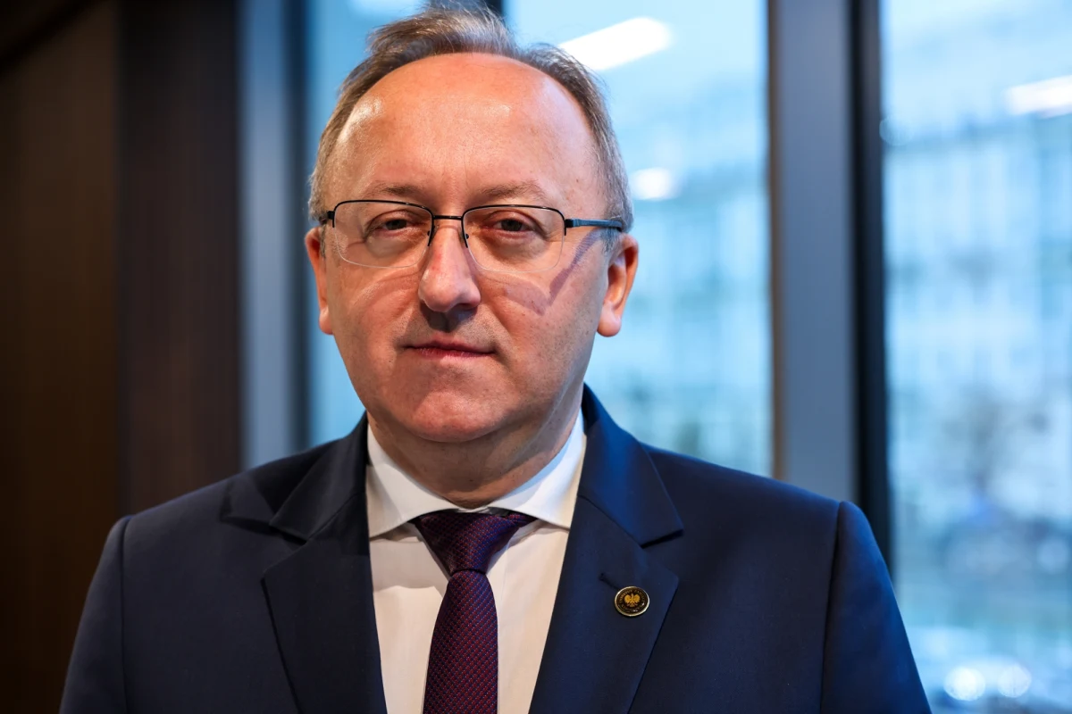 To już oficjalne: dr hab. Karol Polejowski, obecny zastępca prezesa Instytutu Pamięci Narodowej, został rekomendowany przez Kolegium IPN na stanowisko prezesa tej instytucji. Decyzja zapadła we wtorek, 28 października, po posiedzeniu, podczas którego kandydaci prezentowali swoje wizje kierowania IPN.