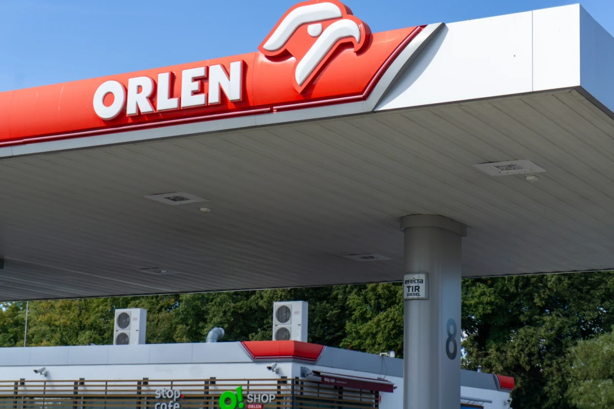 Orlen notuje rekordowe wzrosty, a inwestorzy wyceniają go najwyżej w historii. Kurs akcji największej krajowej spółki rośnie wraz z postępującymi zniszczeniami rosyjskich rafinerii w wyniku bombardowań ukraińskimi dronami - pisze w środę "Dziennik Gazeta Prawna".