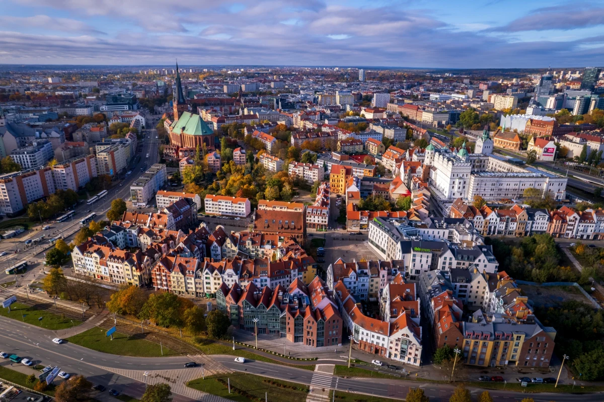 Subwencja oświatowa od 2018 roku nie wystarczała nawet na wynagrodzenia dla nauczycieli - mówi prezydent Szczecina Piotr Krzystek. Miasto pozwało Skarb Państwa o zwrot ponad 111 mln zł różnicy pomiędzy otrzymaną subwencją a faktycznymi wydatkami na edukację. Inne miasta i gminy kibicują Szczecinowi, licząc na precedens.