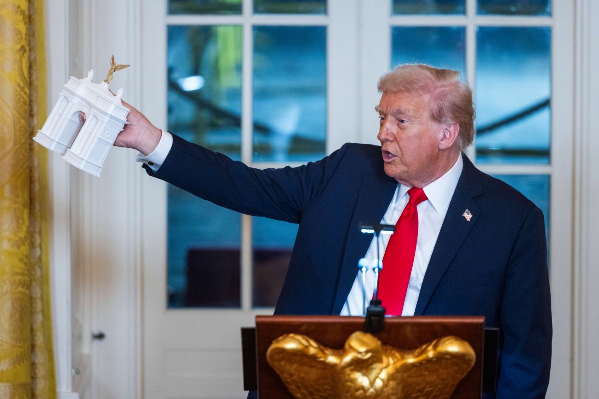 Mieli ocenić łuk Trumpa. Już nie pracują