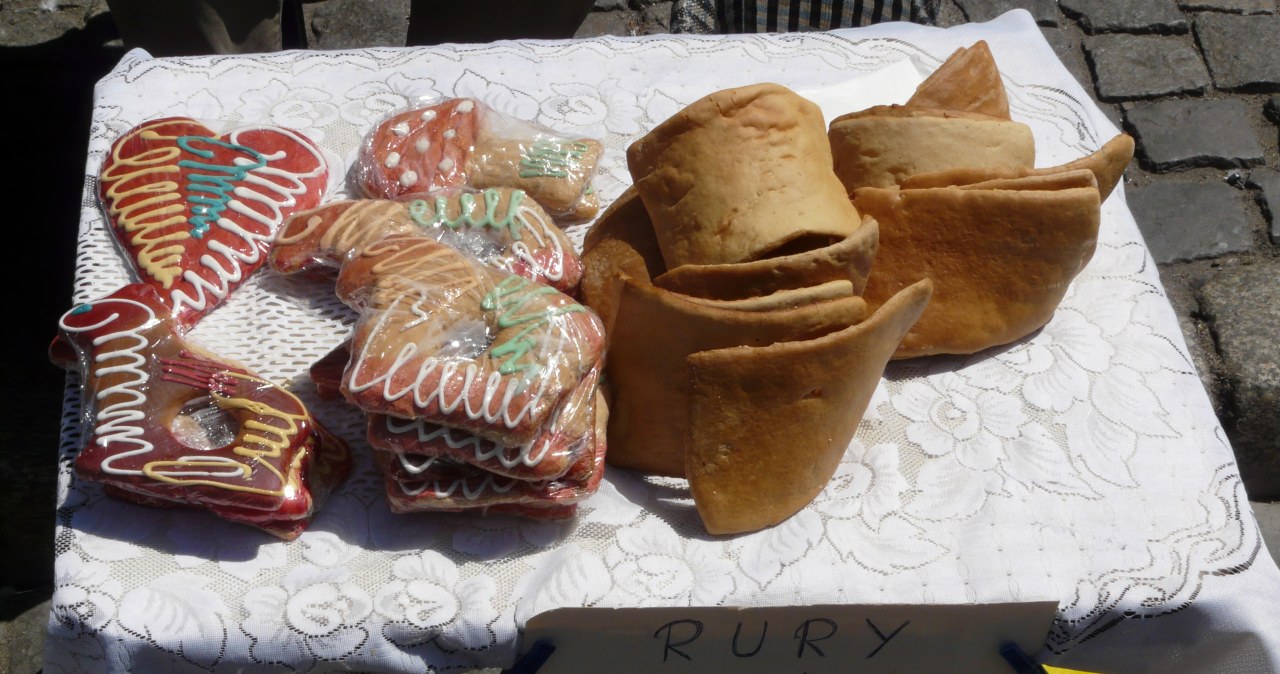 Trupi miodek, pańska skórka czy rury. To się je na cmentarzach 1 listopada