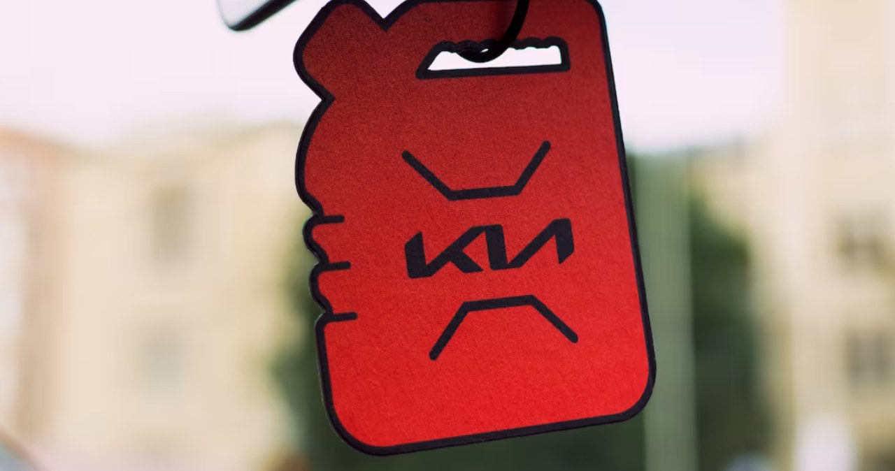 Kupisz auto elektryczne? Dostaniesz odświeżacz o zapachu benzyny