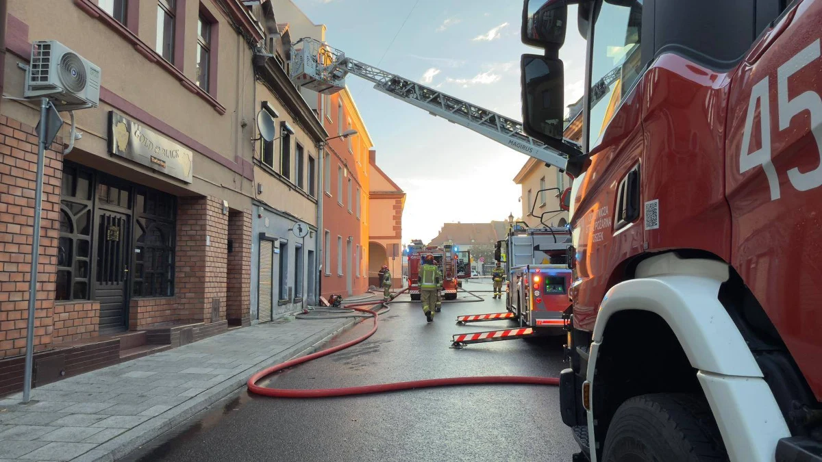 Śląscy strażacy zostali wezwani do pożaru, który wybuchł w środę w Pyskowicach. Ogień pojawił się na poddaszu kamienicy. Znaleziono tam zwęglone ciało.