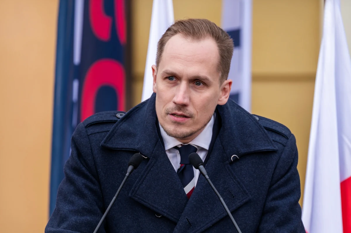 W poniedziałek, 27 października, w krakowskiej Ikei doszło do niecodziennego incydentu z udziałem posła Konfederacji Konrada Berkowicza. Polityk został zatrzymany przez ochronę sklepu po tym, jak nie zapłacił za część towarów. Sklep wydał oficjalne oświadczenie w tej sprawie, a sam poseł przyjął mandat i wyjaśnił okoliczności zdarzenia.