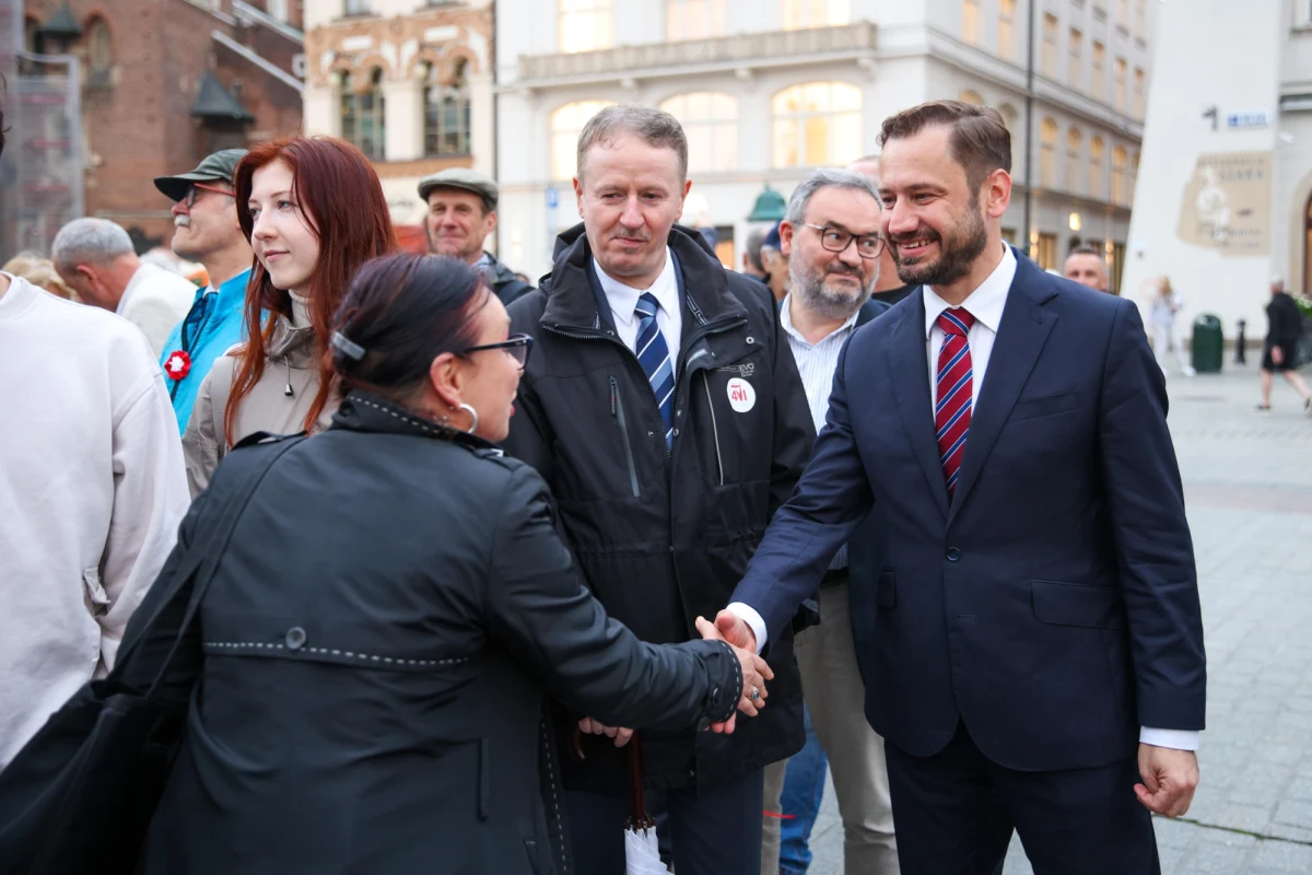 Władze Krakowa przygotowały projekt uchwały, który ma zrewolucjonizować sposób prowadzenia konsultacji społecznych w mieście. Dokument wprowadza dwa pionierskie rozwiązania: tzw. małe konsultacje oraz referendum dzielnicowe. To pierwsze tego typu narzędzia w Polsce, które mają zwiększyć udział mieszkańców w podejmowaniu decyzji dotyczących ich najbliższego otoczenia – chwali się magistrat.