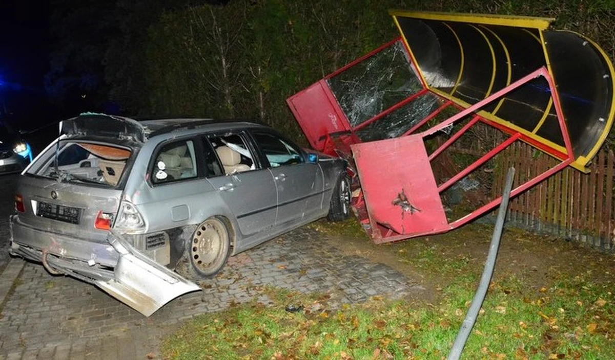 Do 8 lat więzienia grozi 17-letniemu kierowcy bmw, który potrącił pieszego w Posadzie Górnej na Podkarpaciu. Nastoletni kierowca uciekł z miejsca wypadku. 