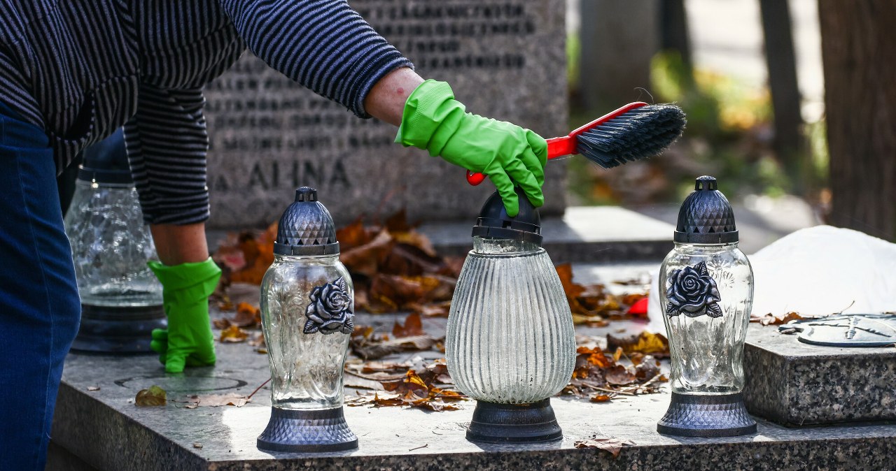 Tych zniczy nie wolno wrzucać do zwykłego kosza. Grozi za to wysoki mandat