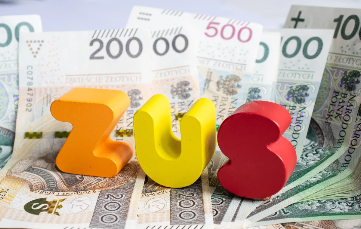 W 2026 roku polski system emerytalny czekają istotne zmiany. Zakład Ubezpieczeń Społecznych przedstawił szczegółowy plan finansowy Funduszu Ubezpieczeń Społecznych, który zakłada nie tylko wzrost liczby emerytów i rencistów, ale także znaczący wzrost przeciętnych świadczeń. Prognozy są jednoznaczne – w przyszłym roku wydatki na emerytury i renty przekroczą historyczny poziom pół biliona złotych.