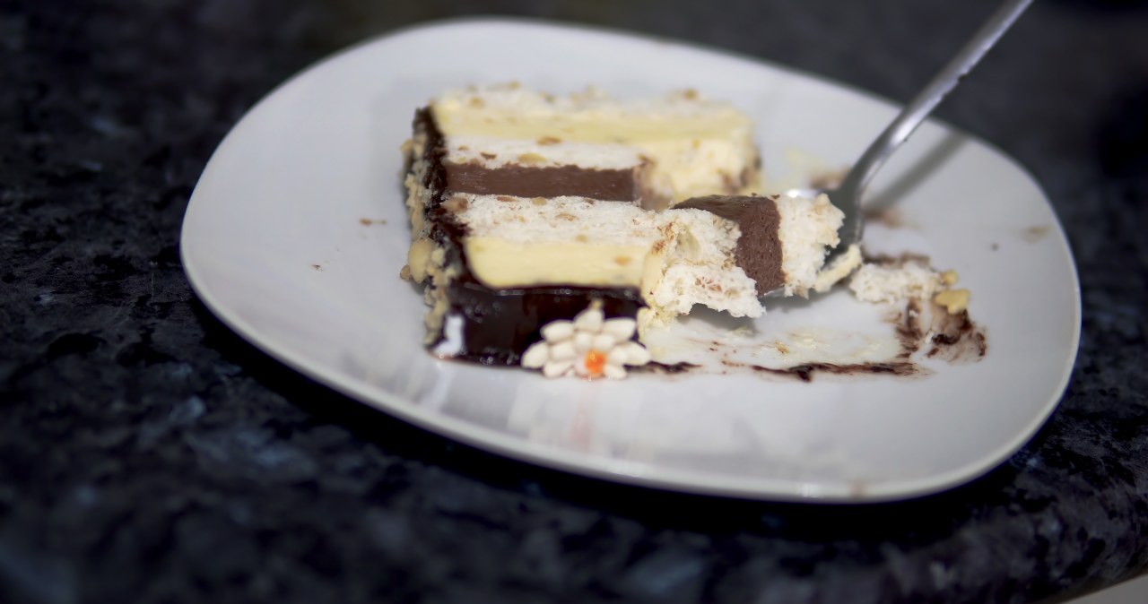 Przełóż herbatniki kremem. Szybkie ciasto na Wszystkich Świętych rodem z PRL-u