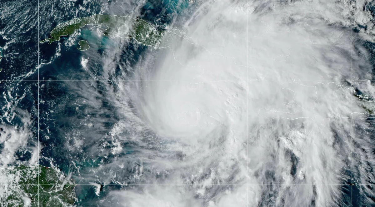 Huraganom nadawane są przeróżne imiona i niekiedy łagodna w wydźwięku nazwa mocno kontrastuje ze zniszczeniami, jakich dokonuje żywioł. Tak jest w przypadku Melissy, która kojarzy nam się raczej z działającą uspokajająco melisą lekarską. Skąd się ona zatem wzięła i jak nadawane są imiona huraganom?