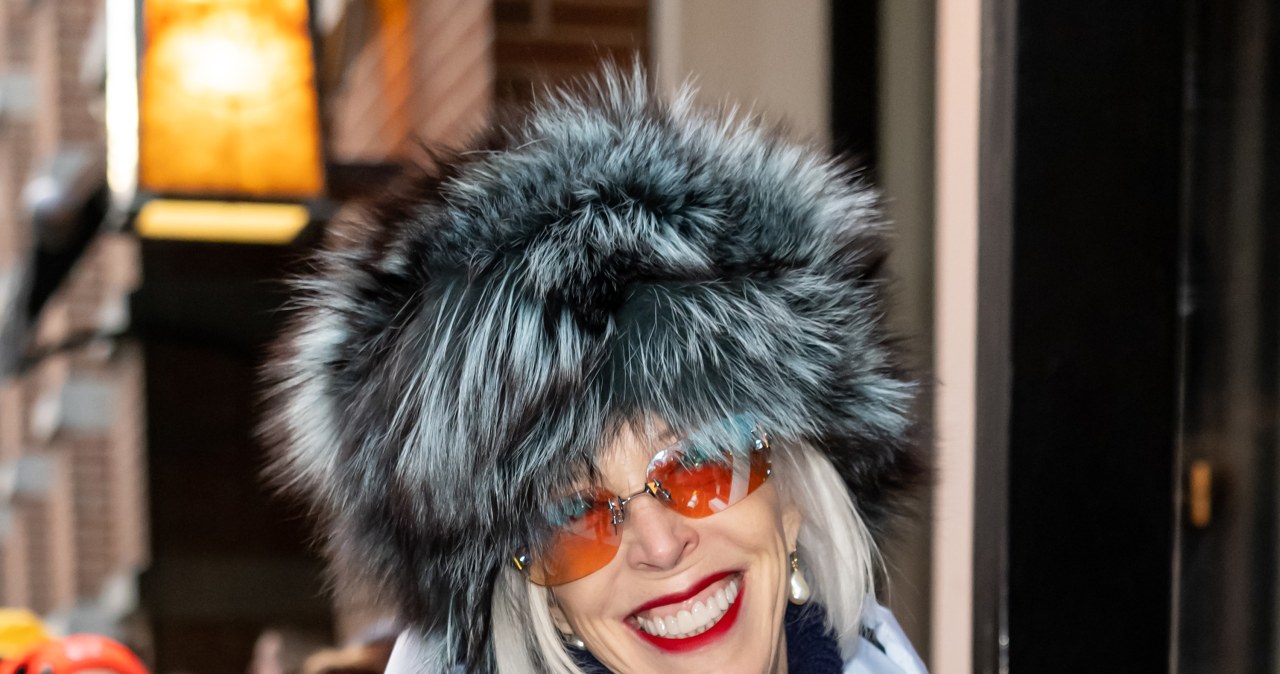 Jak dobrać czapkę do siwych włosów i odjąć sobie lat? Triki, które działają