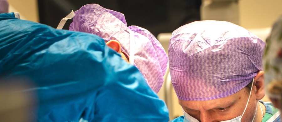 Sukces neurochirurgów z Sosnowca. Pomogli pacjentowi z wodogłowiem - Aktualności Pacjentem był 59-letni mężczyzna, który cierpiał z powodu wodogłowia normotensyjnego. To schorzenie dotyka 1–2 proc. osób powyżej 65–70 roku życia i bywa mylone z chorobą Parkinsona lub Alzheimera. Jedyną skuteczną metodą jego leczenia jest wszczepienie zastawki drenującej, która odprowadza nadmiar płynu z komór mózgu do jamy brzusznej.