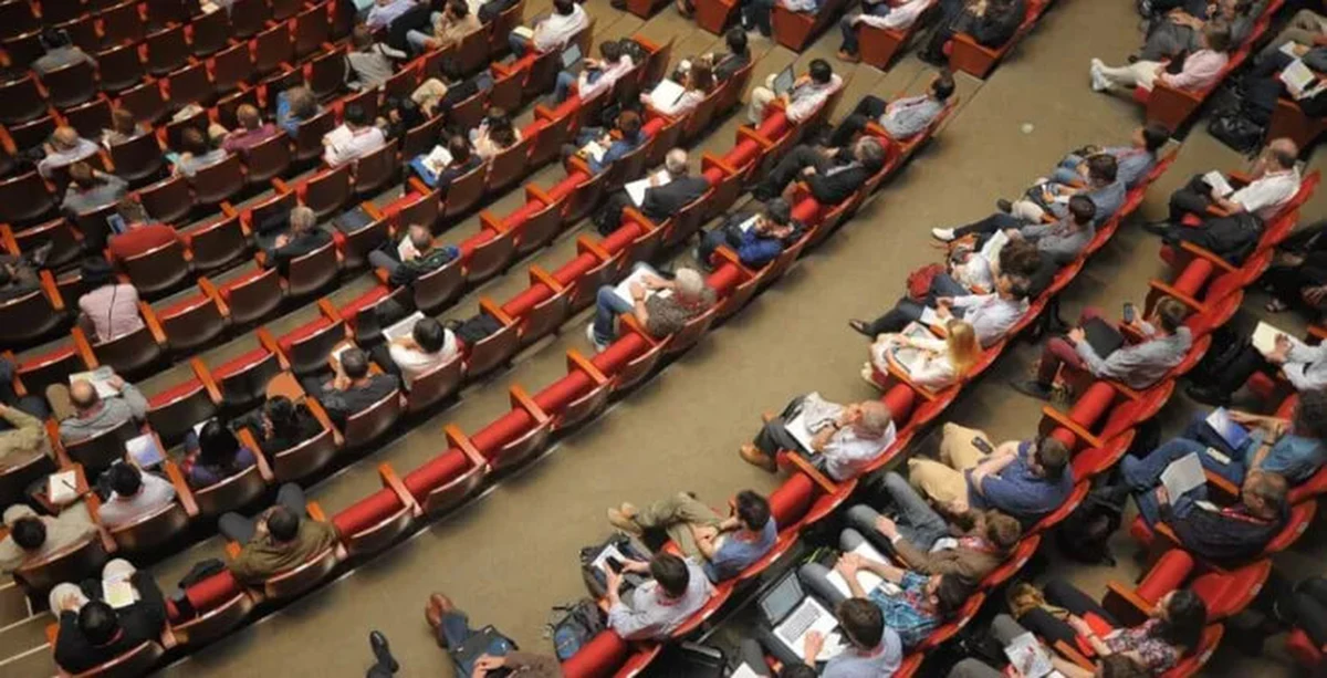 Organizacja konferencji, szkolenia czy warsztatu to nie lada wyzwanie — zwłaszcza gdy zależy Ci na czasie i jakości. Jeśli Twoim celem jest Olsztyn, miasto położone w sercu Warmii, pełne zieleni i spokoju, to wybór odpowiedniego miejsca może przesądzić o sukcesie całego wydarzenia. Na szczęście dziś nie trzeba już przeszukiwać dziesiątek stron i dzwonić po hotelach. Wystarczy jedno narzędzie – Konferencje.pl, czyli największa w Polsce platforma do wyszukiwania i rezerwacji sal konferencyjnych.
