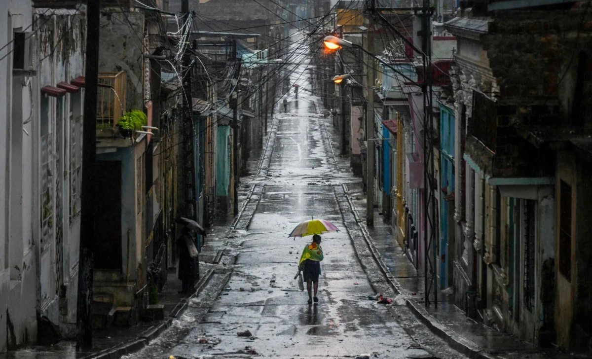 Huragan Melissa, który we wtorek uderzył w Jamajkę z niszczycielską siłą, w środę dotarł nad Kubę. Polskie Ministerstwo Spraw Zagranicznych zapewnia, że nie ma informacji o poszkodowanych obywatelach RP - zarówno na Jamajce, jak i na Kubie, gdzie przebywa co najmniej 19 naszych rodaków.