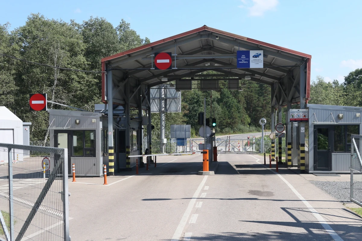 Litwa zamknęła granicę lądową z Białorusią na miesiąc - zdecydował rząd. To reakcja na nasilające się incydenty z wykorzystaniem balonów meteorologicznych i przemytniczych wlatujących w litewską przestrzeń powietrzną znad Białorusi. Litewski minister odniósł się też do decyzji Polski.