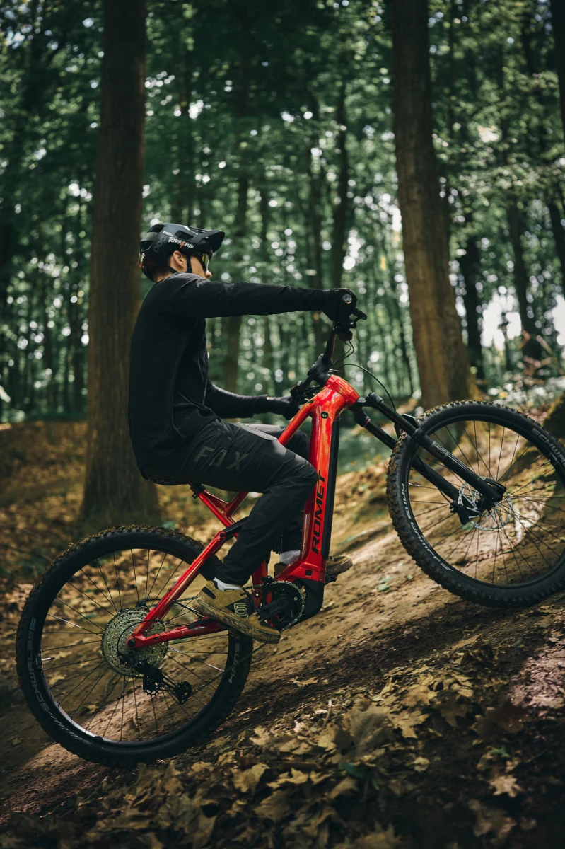 Marka ROMET od lat pozostaje symbolem solidności i polskiej jakości w świecie rowerów. W czasach, gdy wielu producentów przenosi produkcję do Azji, ROMET konsekwentnie rozwija swoje zakłady w kraju, łącząc wieloletnie doświadczenie z innowacyjnymi rozwiązaniami. Co sprawia, że jego rowery sprzedają się tak dobrze, a klienci chętnie polecają je znajomym, doceniając ich jakość, design i dbałość o każdy detal? Przyjrzeliśmy się temu z bliska, analizując produkcję, komponenty, jakość montażu i podejście do klienta.