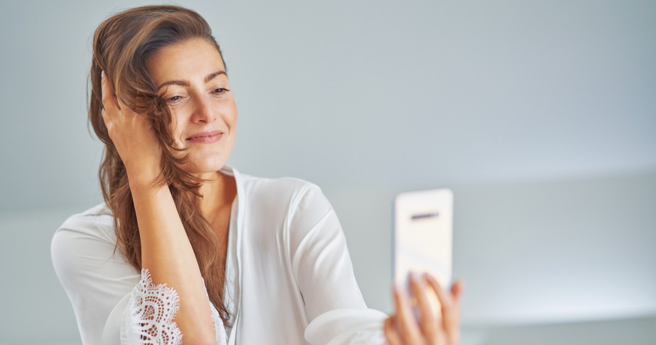 Mała zmiana w domu, która od razu odmładza skórę. Proste i skuteczne