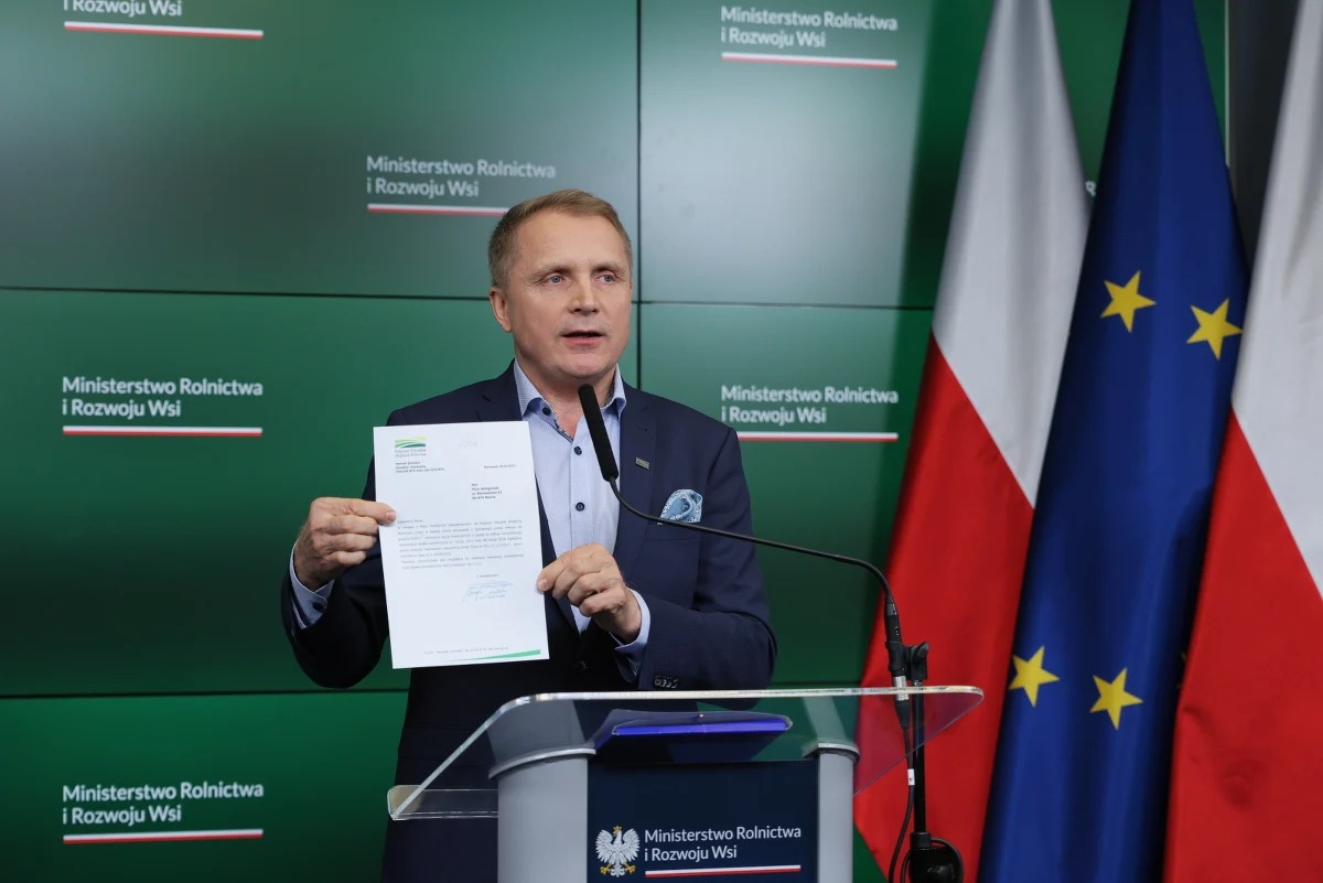 "Oddział warszawski KOWR przez wiele miesięcy występował o to, aby zdobyć kontakt i porozumieć się z właścicielem działki, z panem Wielgomasem (...). Sprawa bardzo bulwersuje opinię publiczną, ale także nas oraz rolników" - powiedział dyrektor generalny Krajowego Ośrodka Wsparcia Rolnictwa Henryk Smolarz w środę po południu na konferencji, deklarując gotowość do odkupienia działki. Minister rolnictwa i rozwoju wsi Stefan Krajewski poinformował natomiast, że zlecił w KOWR zewnętrzny audyt.