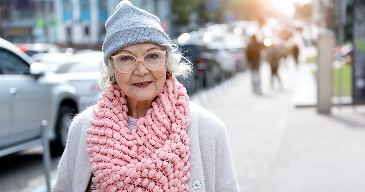 Siwe włosy i elegancki płaszcz. Duet, który zawsze wygląda stylowo