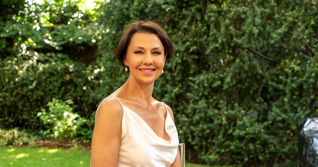 57-letnia gwiazda w hicie tej jesieni. Połącz je jak ona z lekką sukienką