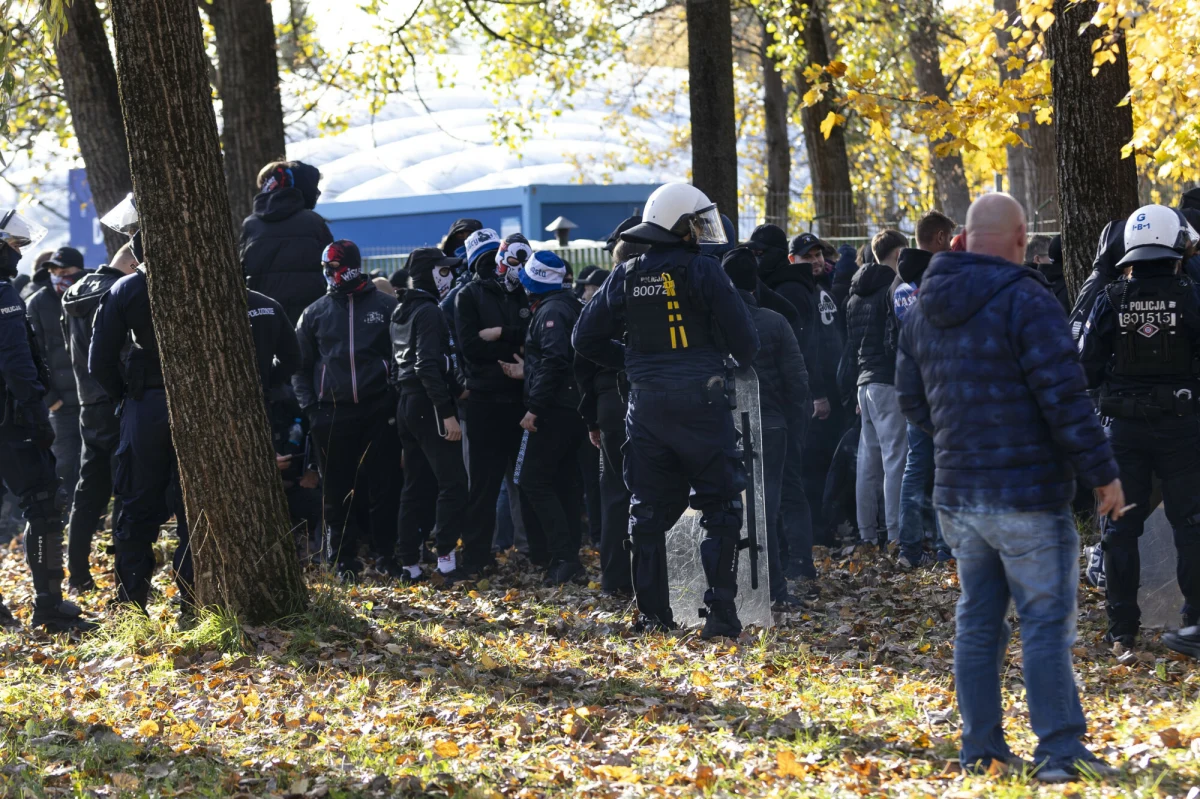 Gorąco przed meczem derbowym piłkarskiego Pucharu Polski w Krakowie. Podczas przejścia przed stadion Hutnika fanów Wisły kibice gospodarzy próbowali przerwać kordon policyjny. Mundurowi użyli wobec nich gazu łzawiącego - relacjonuje Paweł Konieczny, reporter RMF FM. Sam mecz był o wiele spokojniejszy.